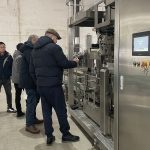 2차 나르는 장비를 검사하기 위해 우리 회사를 방문하는 외국 고객을 따뜻하게 환영합니다.